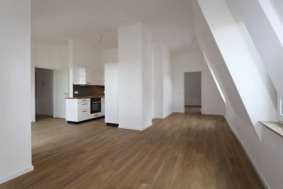 ** Helle 4 Zimmer im Dachgeschoss * offene Küche mit EBK * 2 Bäder * Loggia **