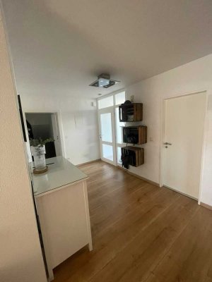 Sehr schöne, große 3-Zimmerwohnung mit Balkon u. eigenem Eingang
