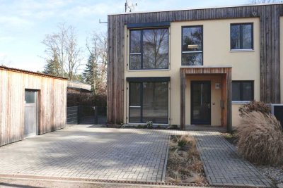 Wohnen an Wald und See – hochwertige Doppelhaushälfte mit Garten (von privat)