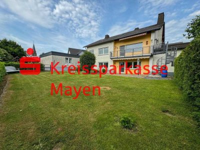 Vielseitiges Wohnhaus mit großem Garten und zwei Garagen in ruhiger Lage