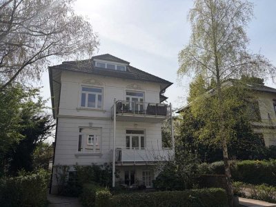 Über den Dächern von Groß Flottbek – Stilvolle 2-Zimmer-Dachgeschosswohnung