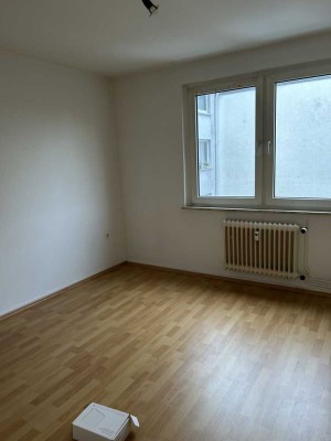 Ab sofort frei! Helle 2-Zimmer Wohnung im 2. OG in Duisburg-Wanheimerort, Fischers. 39