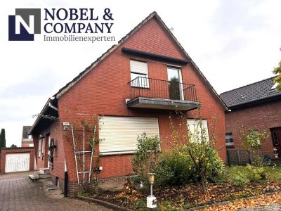 Wohnen mit Wohlfühlfaktor - Freistehendes Zweifamilienhaus mit gr. Garten, Pool und viel Potential!