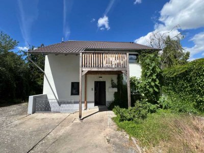 Zuhause mit Perspektive: Neuwertiges Zweifamilienahaus mit Stil in Grünstadt