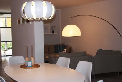 Stilvolle, gepflegte 2,5-Zimmer-Erdgeschosswohnung mit geh. Innenausstattung mit Balkon und EBK