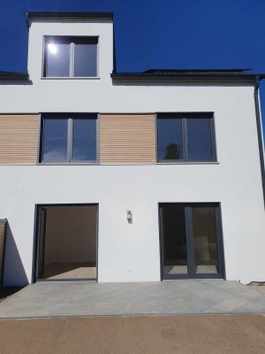 Neubau - Ansprechende 6,5-Zimmer-Doppelhaushälfte mit Südterrasse und Garten