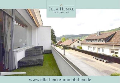 Mit großem Balkon: Modern möblierte, helle 2-Zimmer-Wohnung mit 2 Bädern + PKW-Stellplatz.