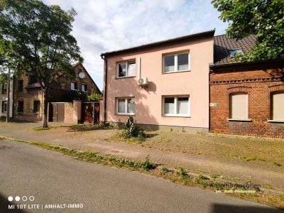 Einfamilienhaus mit Wintergarten, Carport und hübschen Grundstück in Greppin