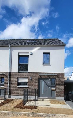 Erstbezug: Preiswerte 5-Raum-Reihenendhaus mit gehobener Innenausstattung in Bergheim