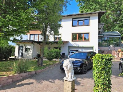 Gepflegtes, freistehendes Wohnhaus mit ELW, großem Garten, Wintergarten und Fernblick in Brotdorf