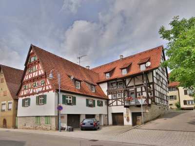 Charmante denkmalgeschützte Maisonette-Wohnung – stilvoll saniert mit großzügiger Bühne