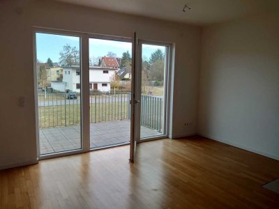 Innerhalb einer Stadtvilla helle schöne freie Wohnung mit Balkon u. Stellplatz in Berlin-Mahlsdorf