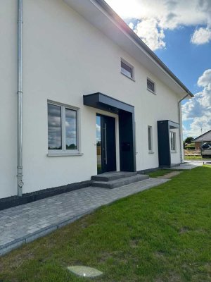 Erstbezug! Moderne Doppelhaushälfte mit PV-Anlage & Wärmepumpe – 148 m² in Garbek