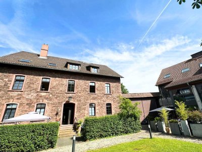 Historischer Flair trifft modernen Wohnkomfort – DG-Wohnung in denkmalgeschütztem Hofgut am Main