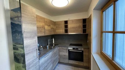 Sanierte Wohnung mit EBK: Exklusive 3-Zimmer-Hochparterre-Wohnung mit lux. Innenausstattung & Balkon