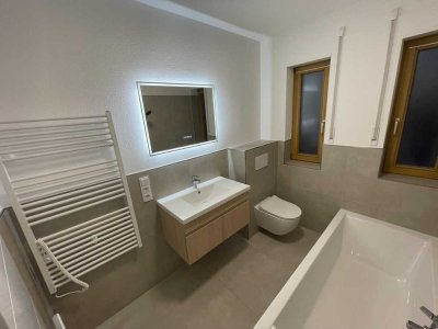 Provisionsfreie, vermietete, modernisierte 2-Zimmer-Wohnung mit Einbauküche & Stellplatz