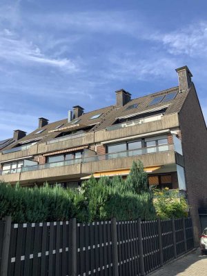 Frisch renovierte Wohnung mit großem Süd-Balkon, zwei Keller- bzw. Hobbyräumen, Stellplatz und Kamin