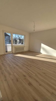 Erstbezug nach Teilsanierung: 2 Zi. Wohnung mit Balkon