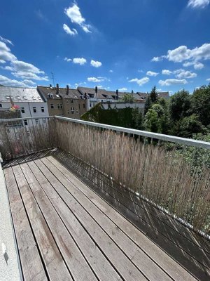 Großzügige und vermietete 2-Zi. mit Laminat, Balkon, EBK und Wanne in zentraler Lage