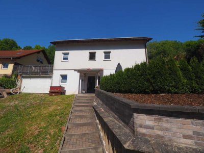 FREISTEHENDES EINFAMILIENHAUS MIT PHOTOVOLTAIKANLAGE, EINLIEGERWOHNUNG UND DOPPELGARAGE