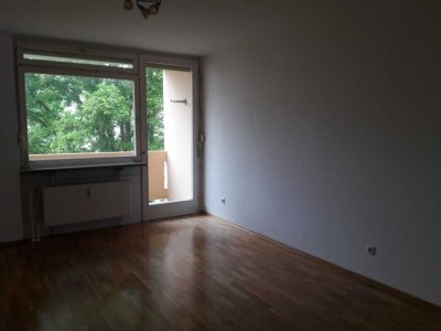 Ruhige 3 Zimmer Wohnung mit Wohnküche und S-Balkon in Aubing, München zu vermieten