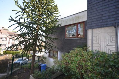 Eck- Bungalow auf einem großzügigen Hang- Grundstück inkl. fünf Einzelgaragen