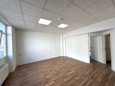 Helle, modernisierte 2-Zimmer-Wohnung im EG mit EBK und Duschbad