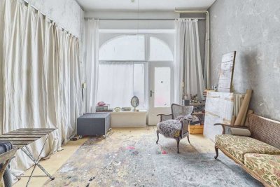 Wohnen mit Atelier-Flair: Charaktervolle Altbau-Einheit mit Hof & großer Nutzfläche