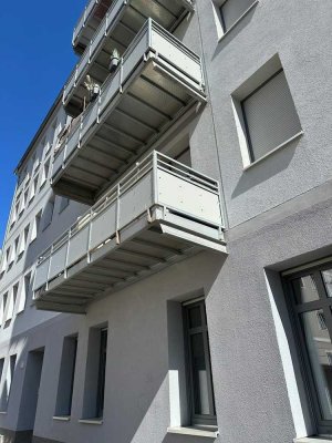 Wunderschöne sanierte 1 und 4 Zimmer Wohnung mit Fußbodenheizung und Balkon