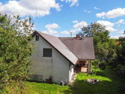 Bezugsfrei - Zweifamilienhaus mit großflächigem Garten & Garage