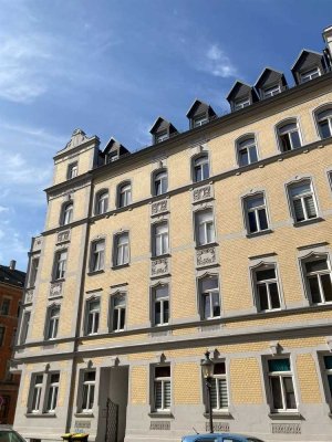 Großzügige 3-Zimmer mit Laminat, Wannenbad mit Fenster und Balkon in zentraler Lage