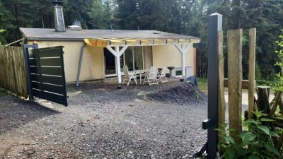 Wochenendhaus auf dem eigenen großen Grundstück, direkt am Waldrand
