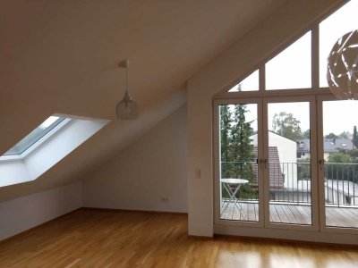 Neuwertige helle 2-Zimmer-Dachgeschosswohnung mit Südbalkon und neuwertiger EBK in Poing