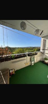 In Frankfurt: Ruhige Wohnung mit vier Zimmern und Balkon in Frankfurt Hausen