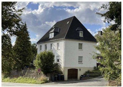 Erdgeschosswohnung mit Terrasse, Garage und Garten, Preiswertes 4-Raum-Mehrfamilienhaus in Meschede
