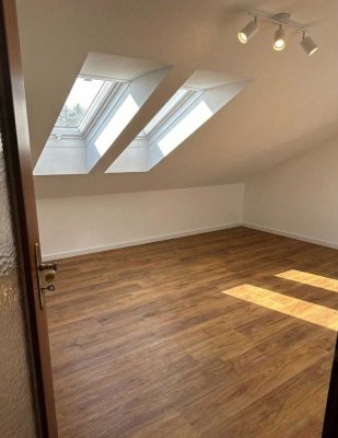 Helle 2-Zimmer-DG-Wohnung mit neuem Vinylboden