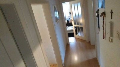 Zentral, ruhig, hell:  2 ZKB-DG Wohnung mit EBK u. Gartenanteil/ Terrasse