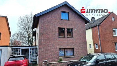 Oberforstbach!
Freistehendes Zweifamilienhaus mit großer Garage und pflegeleichtem Grundstück