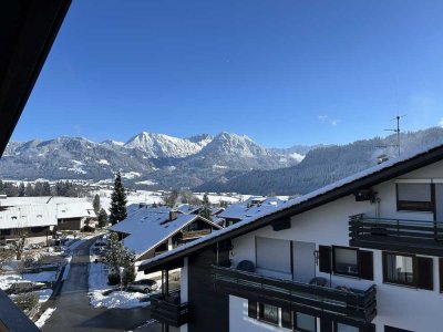 Helle Dachgeschosswohnung mit traumhaftem Bergblick in sehr ruhiger Lage in Obermaiselstein