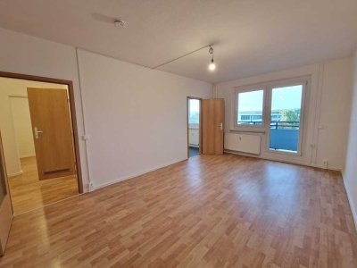 „Zwei Zimmer zum Verlieben, ein Balkon zum Träumen – und der See fast vor der Tür!“