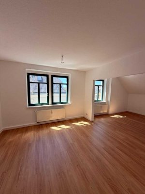 Helle 2-Raum Wohnung mit Tageslicht Bad, optionaler Einbauküche und Carport Stellplatz