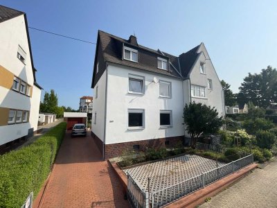 Zweifamilienhaus mit schönem Garten und Nebengebäuden