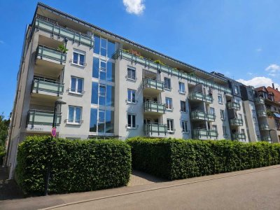 Gepflegte 2-Zimmer-Wohnung mit Balkon, Einbauküche und Tiefgaragenstellplatz in Freiburg-Wiehre