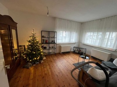Zentrale 2,5-Zimmer-Wohnung mit Balkon, Wohnküche und Dielenboden in Schriesheim