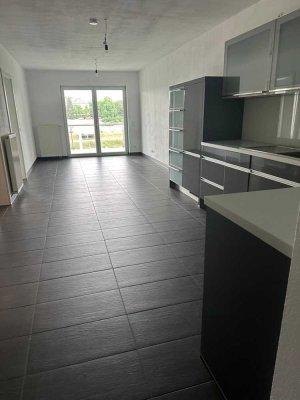 Frisch Renovierte 2,5-Raum-Wohnung mit Einbauküche und Ausblick auf den Rhein