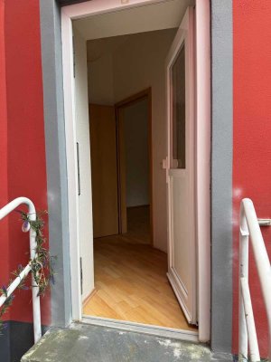 Erdgeschoss Wohnung mit eigenem Eingang. Nähe Hangetal. Renoviert!
