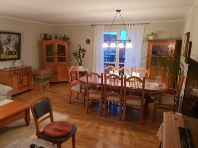 Ruhige, neuwertige 3,5-Zimmer-Wohnung mit Balkon , Gartenanteil und EBK in Alzey