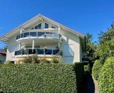 Exklusive 2-Zimmer-Wohnung in Seenähe mit Einbauküche und Teilseesicht.