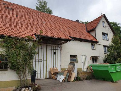 Bauernhaus mit Scheune und Garagen zu verkaufen