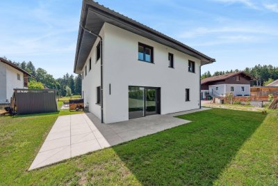 ERSTBEZUG – STILVOLLE DOPPELHAUSHÄLFTE MIT GARTEN UND TERRASSE IN BÜRMOOS